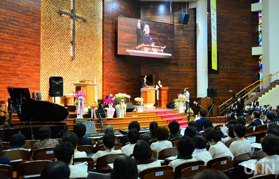 채은하 총장이 100주년 기념에배 개회를 선언하고 있다.