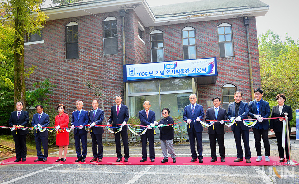 한일장신대 개교100주년 기념 역사박물관 기공식에서 참석자들이 테이프커팅을 하고 있다.