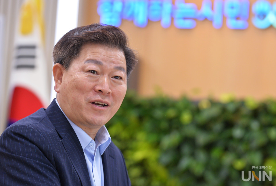 박승원 전국평생학습도시협의회 회장(광명시장)은 11일 본지와 인터뷰에서 전국 평생학습도시, 교육청, 시민사회까지 이어지는 교육 네트워크를 구축하겠다고 밝혔다. 그는 이를 바탕으로 지역이 주도하는 균형발전을 위한 평생교육을 실현할 것이라고 강조했다. (사진=한명섭 기자)