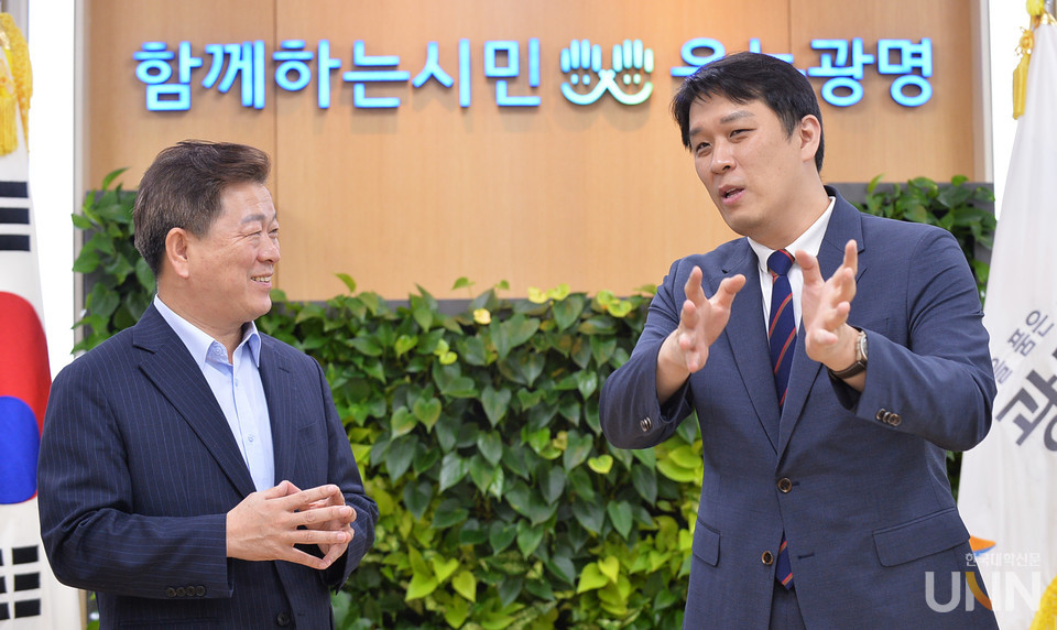 박승원 회장(왼쪽)과 홍준 본지 대표이사 겸 발행인이 지역대학, 지자체 간 협력을 강조하는 정부 정책 방향성에 대해 이야기를 나누고 있다. (사진=한명섭 기자)