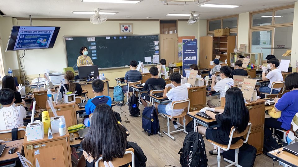 원광대 SW중심대학사업단이 전북지역 초·중·고등학교 학생들을 대상으로 ‘SW 체험형 특강 진로놀이터’를 진행한다. 사진은 최근 전주인후초등학교에서 진행된 특강 모습