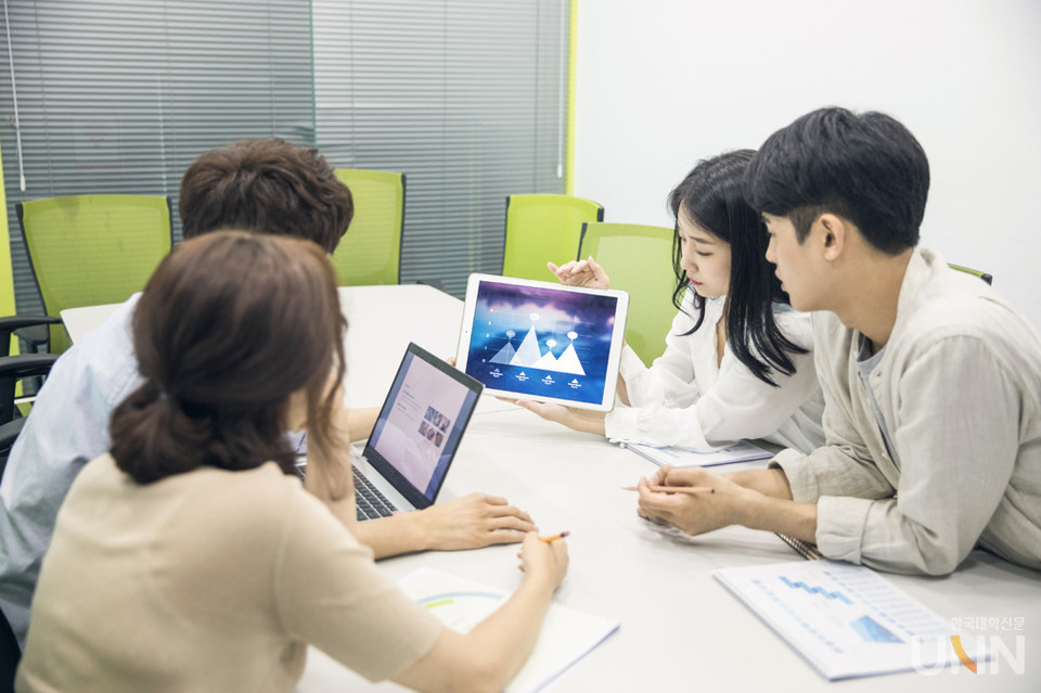 2022년 대학생들의 관심사는 무엇이었을까. 본지가 창간 34주년을 맞아 대학생들의 의식조사를 실시했다. (사진= 아이클릭아트)