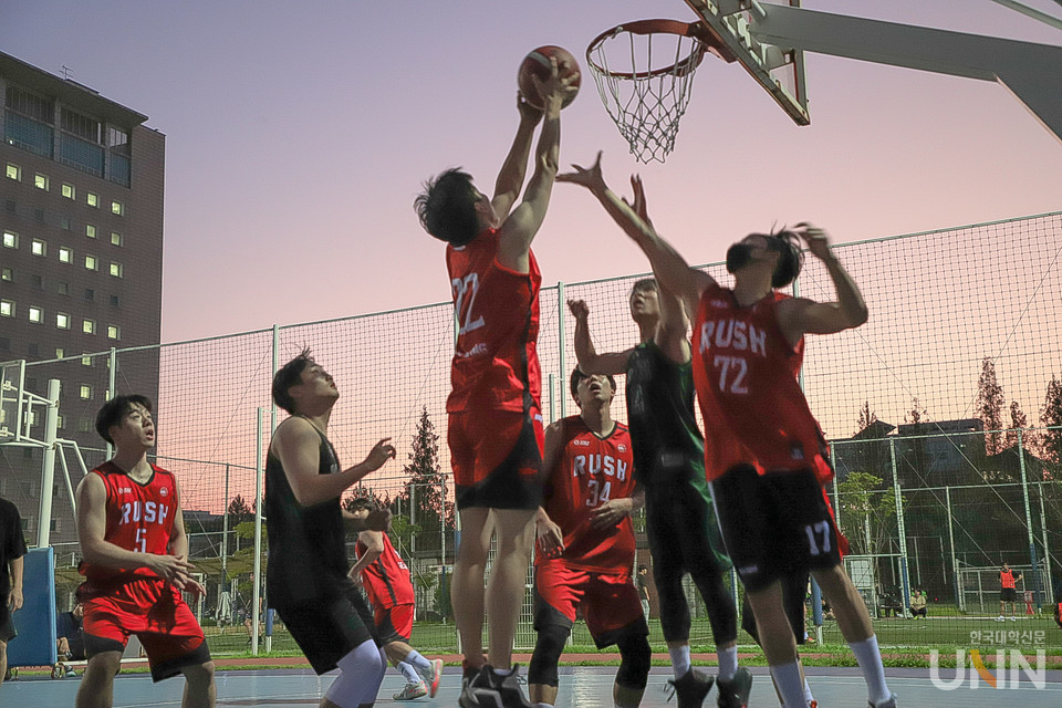 세종대와 건국대의 동아리 교류전 ‘광진구점령전’의 농구 경기 모습
