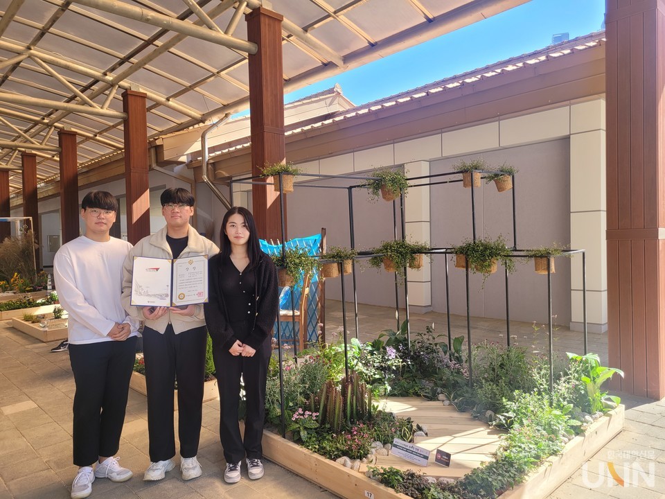 최우수상을 수상한 학생들과 작품.