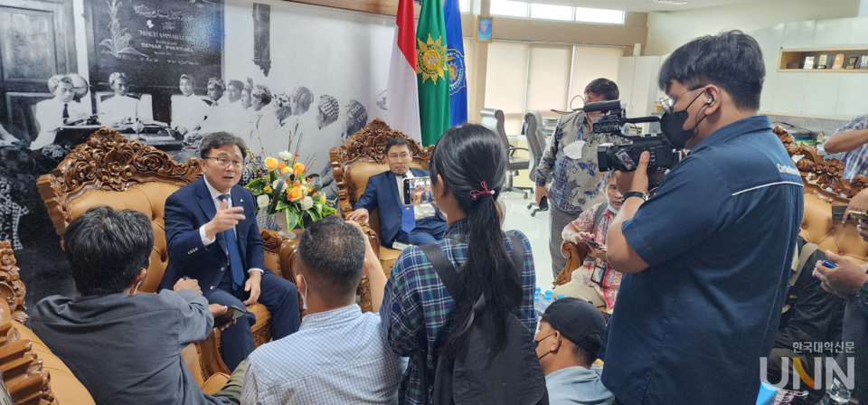 전호환 총장이 인도네시아 언론과 기자회견을 하고 있다.