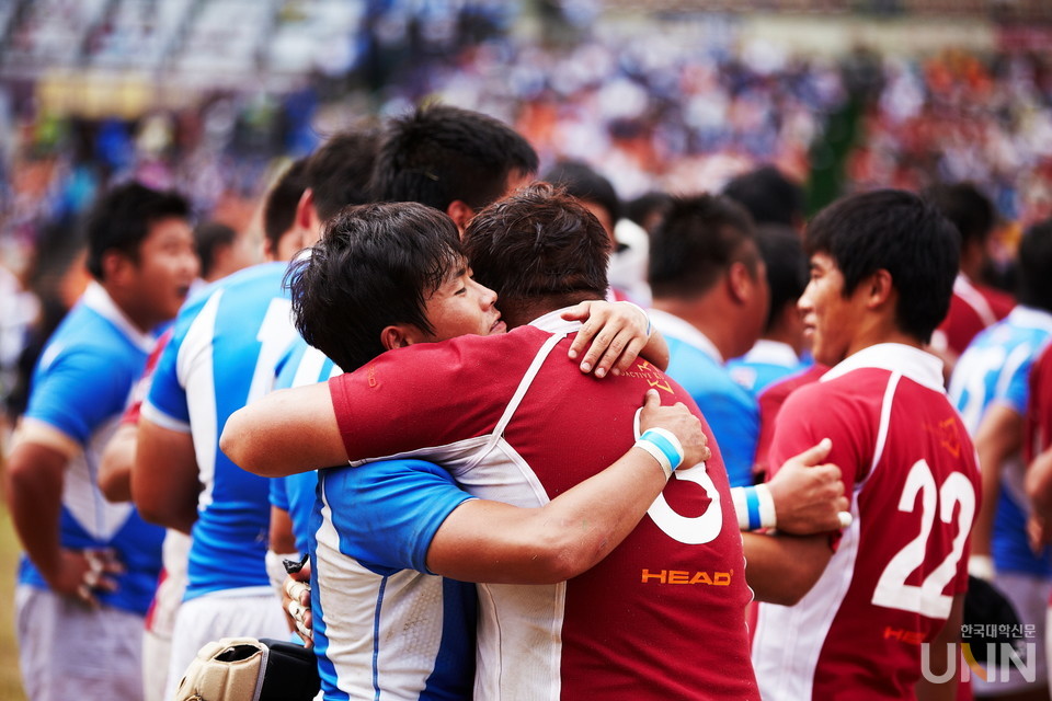 럭비 경기가 끝난 후 양교 선수들이 포옹을 하고 있다. 연고전 자료사진. (사진=연세대)