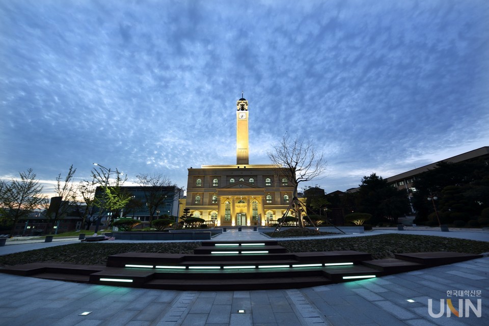 평택대 100주년 기념탑.