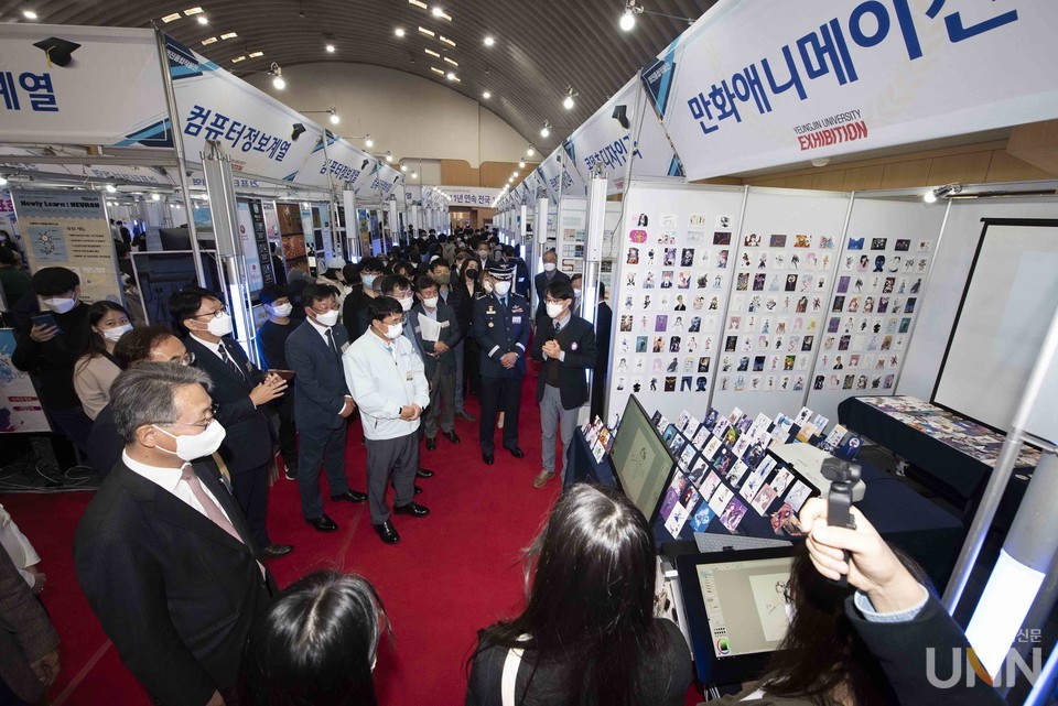 작품전에 참석한 내외귀빈이 백호체육관내 부스를 관람하고 있다.