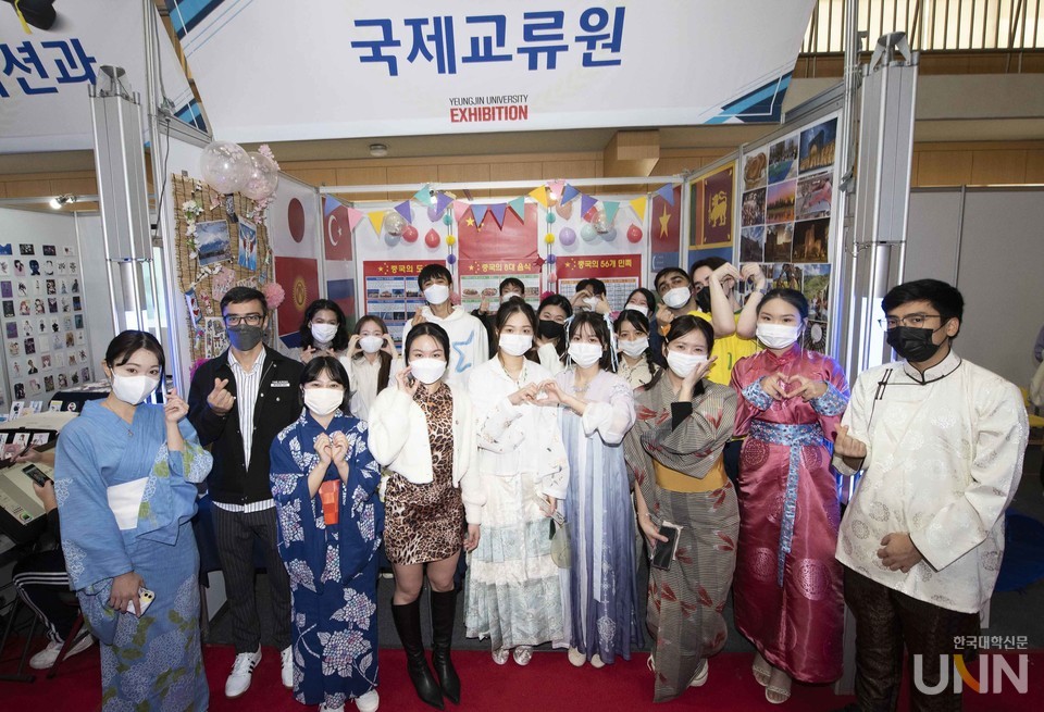 외국인 유학생들이 자국의 문화를 알리는 ‘국제문화전시관’에서 포즈를 취한 모습.