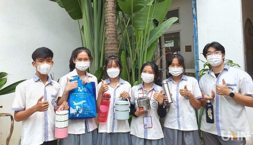 한국대학사회봉사협의회 WFK 청년 중기봉사단(환경분야)이 캄보디아를 대상으로 봉사활동을 진행하고 있는 모습 (사진=한국대학사회봉사협의회)