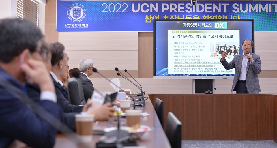 27일 ‘2022 전문대 UCN President Summit’에서  ‘전문대 위기극복 경영사례’라는 주제로 참석자들이 토론을 하고 있다. (사진= 한명섭 기자)