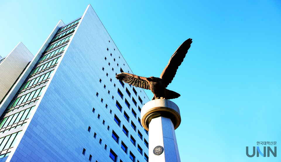 서울시립대 동문탑.