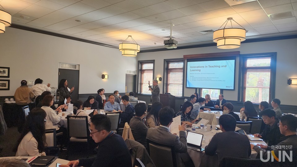 ASU의 온라인 혁신을 이끌고 있는 고등교육 전문가들이 8일 오전 애리조나주립대에서 온라인 교육의 가능성에 대해 강연하고 있다.