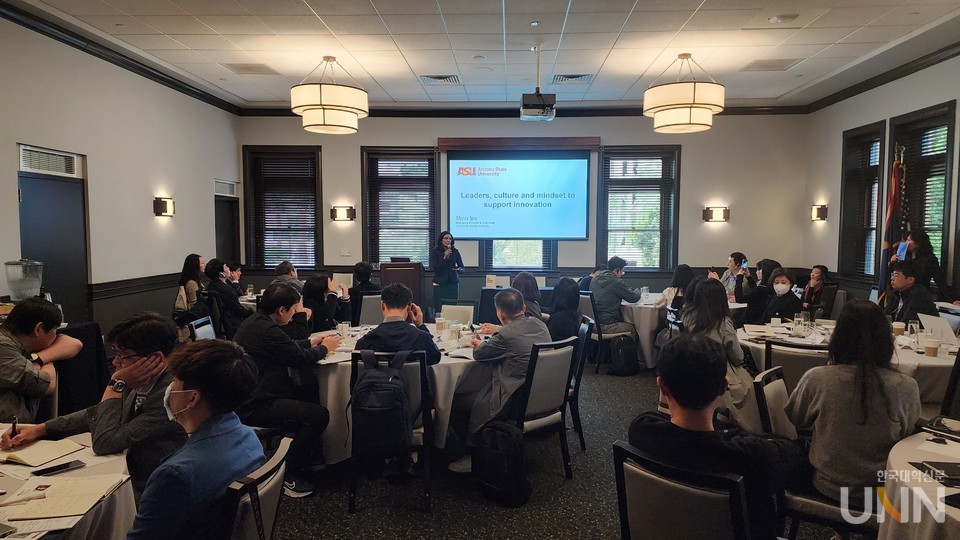 미누 아이프 박사가 ‘혁신을 뒷받침한 리더와 문화, 마음가짐’을 주제로 강연하고 있다.