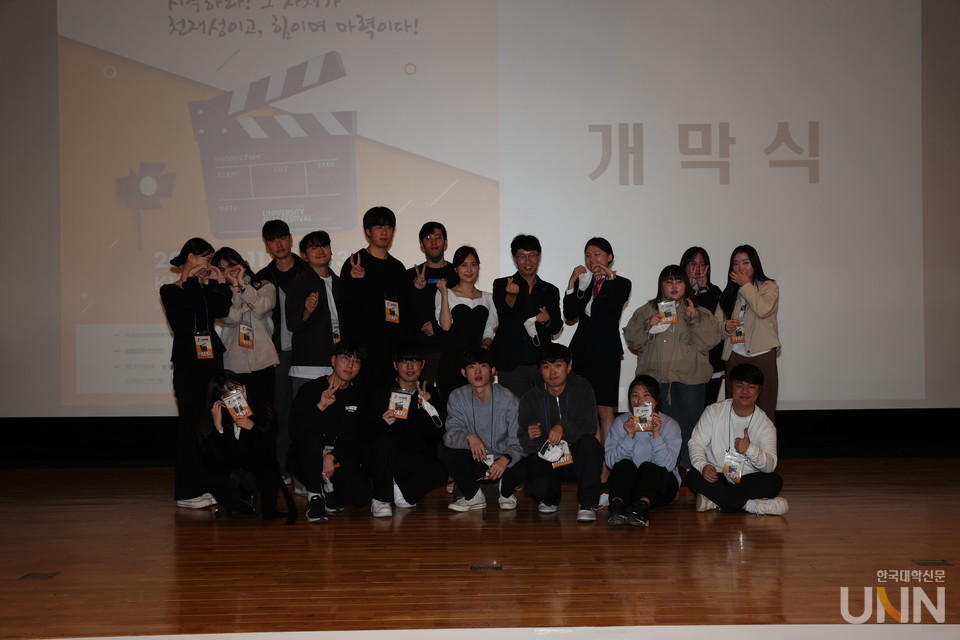 11일 열린 제17회 대한민국대학영화제 개막식에서 행사의 주역 대학생 자원봉사단이 기념촬영을 하고 있다.