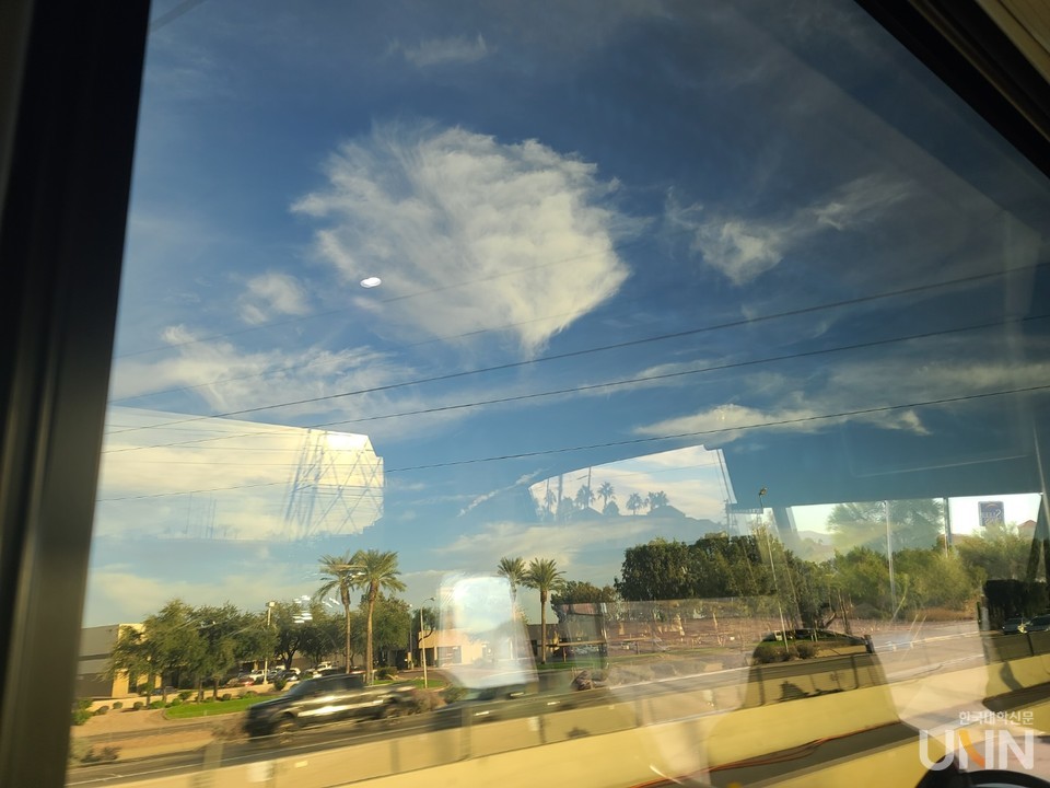 현지 시간 지난 7일, 피닉스 스카이 하버 공항에서 숙소로 이동하는 셔틀버스 안에서 찍은 피닉스 풍경. (사진= 장혜승 기자)