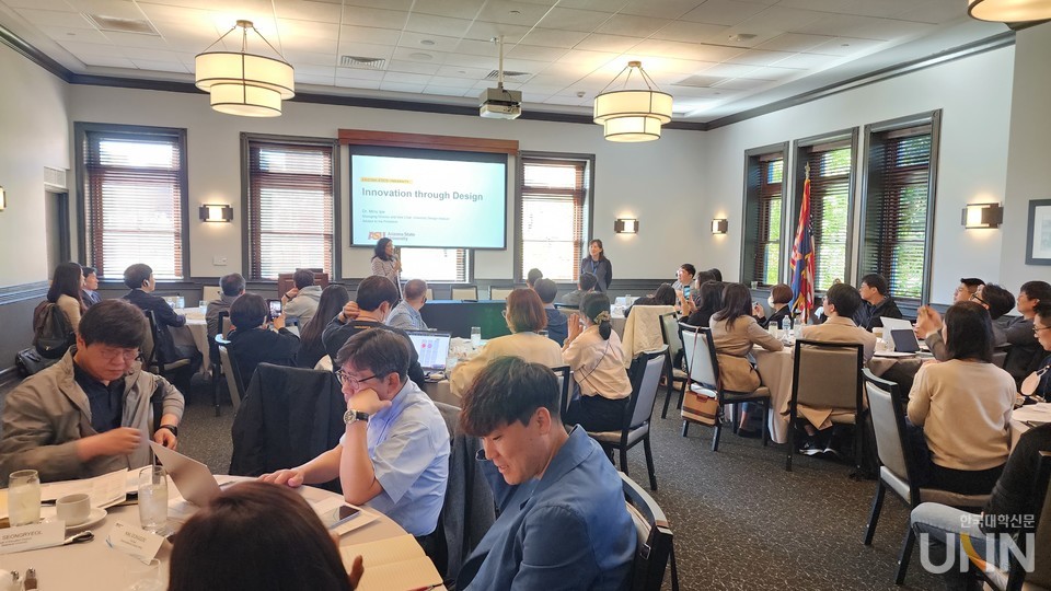 미누 아이프 박사가 연수단을 환영하고 있다.