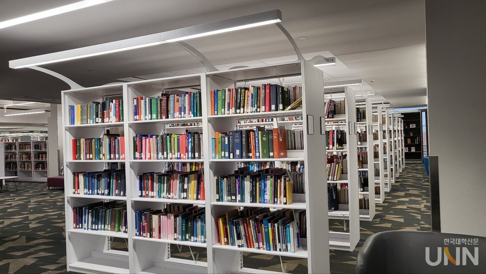 밝은 조명이 서가 앞에 설치된 ASU 도서관. (사진= 이은정 연구원 제공)
