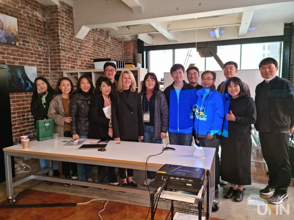 테리 캐논 전 미네르바 대학 총장과 기념촬영하는 연수단.