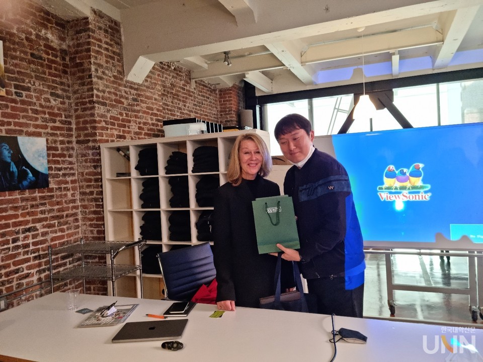 김효석 건국대 혁신사업단 센터장이 건국대 기념품을 들고 테리 캐논 전 총장과 포즈를 취하고 있다.