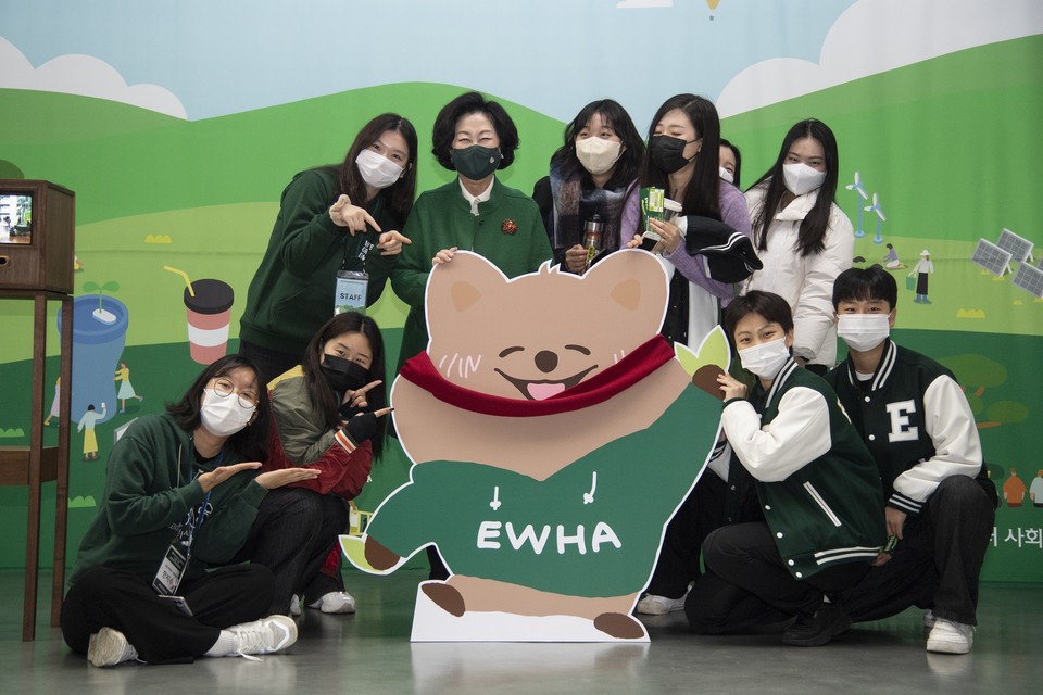 ‘이화 그린 페스티벌’에 참여한 이화여대 학생들이 학교 상징색인 ‘이화그린’ 옷을 입고 기념 사진을 촬영했다. (사진=이화여자대학교 제공)