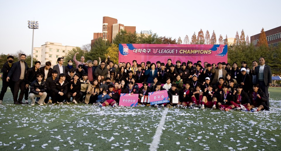  김천대 축구부가 지난 16일 ‘U리그 왕중왕전 결승’에서 준우승을 차지해 기념사진을 촬영했다. (사진=김천대학교 제공)