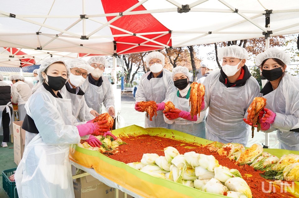 수원여대는 15년째 지역사회와 함께 사랑의 김장 담그기 행사를 해오고 있다.
