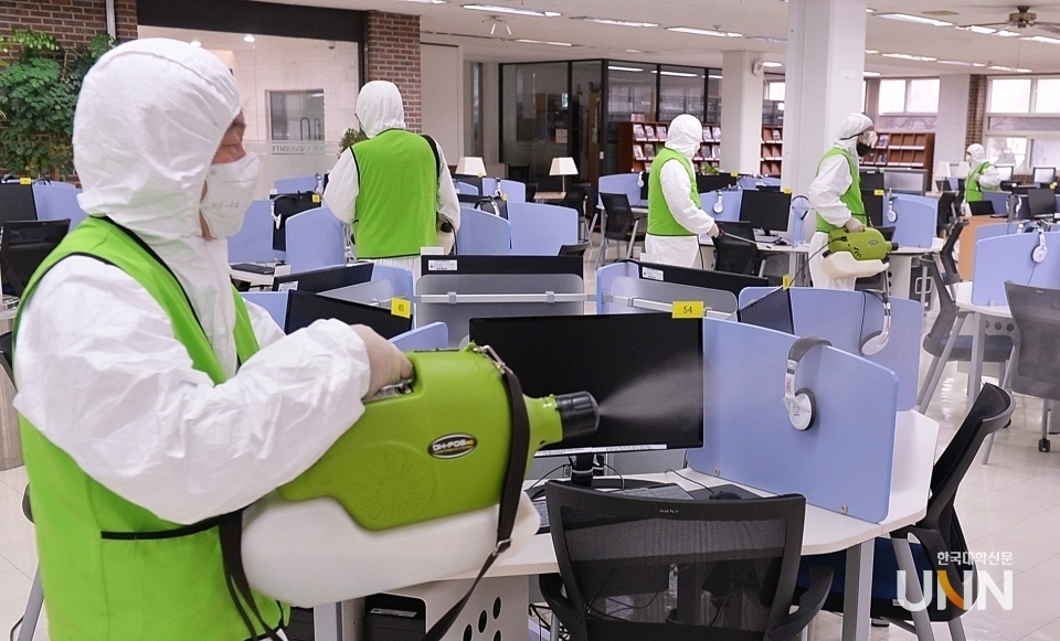 서울 소재 한 대학에서 건물에 대한 방역이 진행되고 있다. (사진=한국대학신문DB)