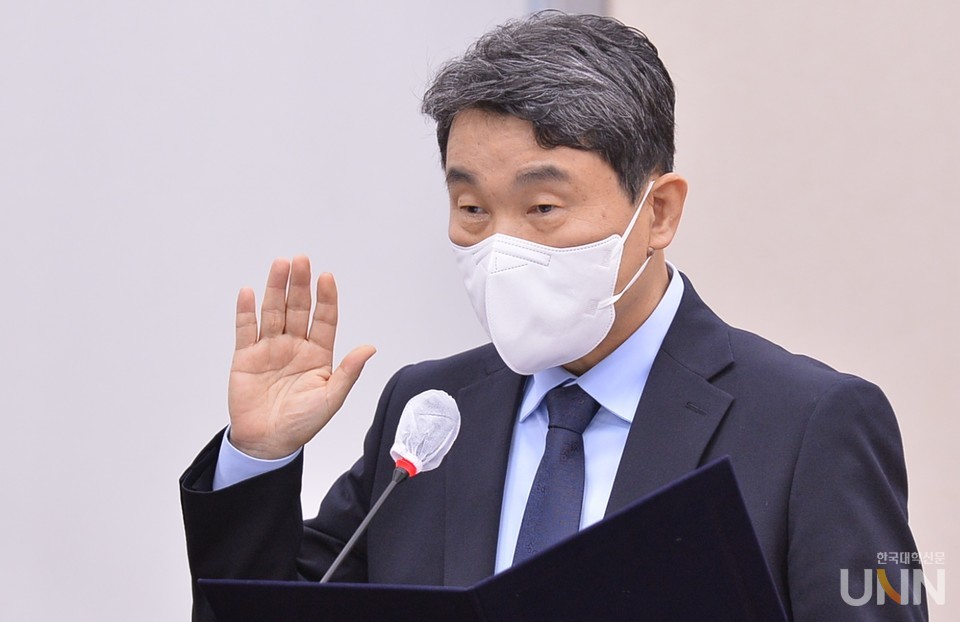 지난달 인사청문회에서 선서하는 이주호 사회부총리 겸 교육부 장관. (사진= 한국대학신문 DB)