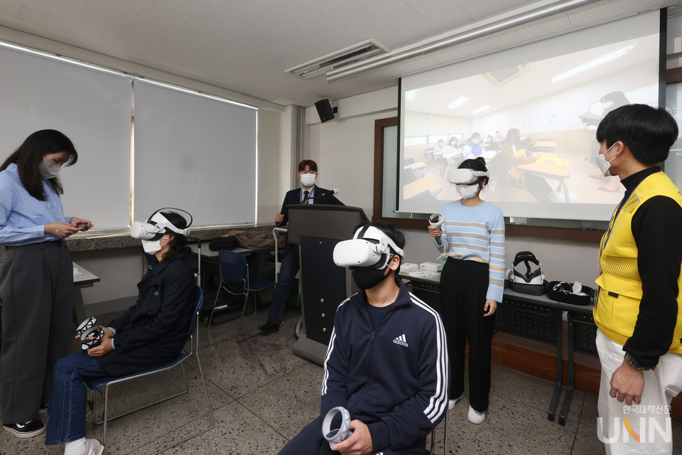 장애인 학생들이 vr수업을 체험하고 있다.
