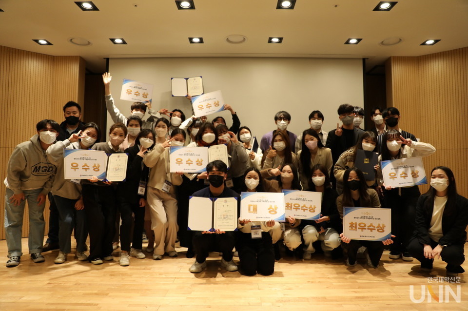 충청권역 대학연합 프레젠테이션 경진대회 참가 학생과 수상자들이 단체 기념촬영을 했다.