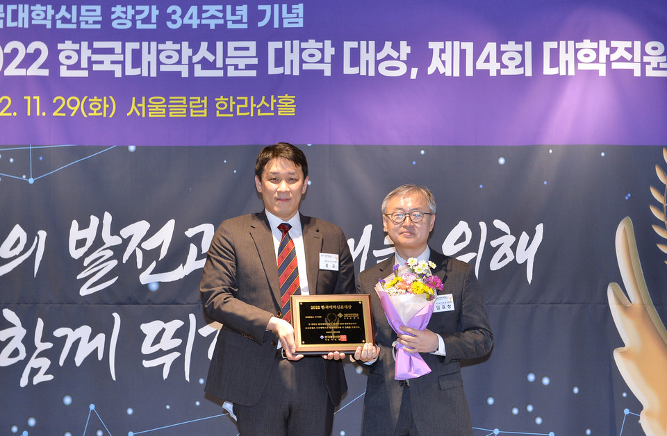 임효창 서울여대 교육혁신단장 겸 기획처장(오른쪽)과 홍준 본지 대표이사. (사진=한명섭 기자)