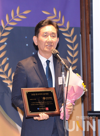 박두한 삼육보건대 총장이 2022년 한국대학신문 대학대상 시상식에서 삼육보건대가 ESG 경영 우수대학으로 선정돼 소감을 전하고 있다. (사진=한명섭 기자)