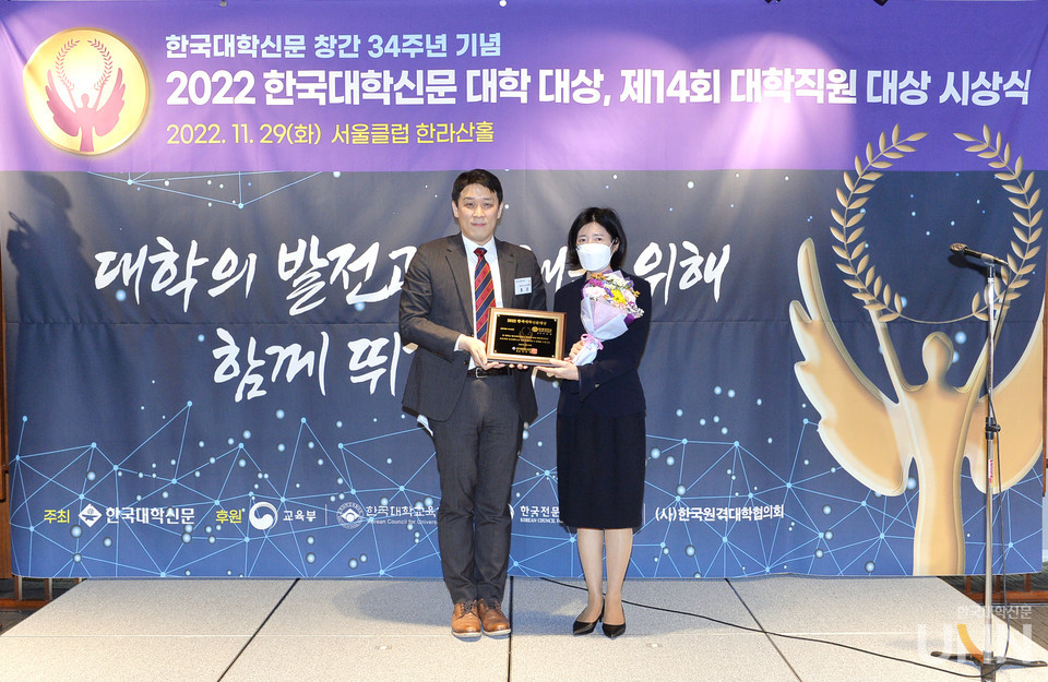 이승민 연세대 대외협력처 부처장(사진 오른쪽)이 29일 서울클럽 한라산홀에서 상패를 받고 있다. (사진 = 한명섭 기자)