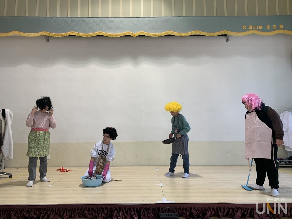 전북대 전라제주권 교육기부 지역센터가 교육기부의 일환으로 지역 초등생들과 함께 제작한 연극 프로그램이 최근 열린 전국 어린이연극잔치에서 전국 1위에 올랐다.