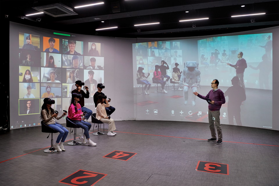 AR, VR, 메타버스 플랫폼 활용이 가능한 VR 스튜디오에서 순천향대 학생들이 하이플렉스 강좌를 듣고 있는 모습.