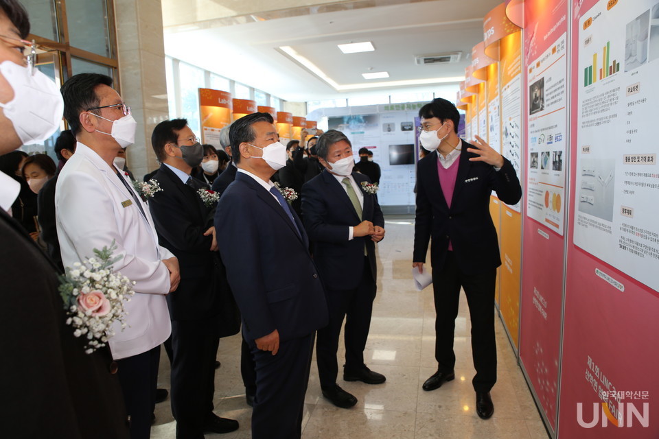 김용하 총장(오른쪽 두번째)이 건양대 산학연 협력 성과에 대한 설명을 듣고 있다.