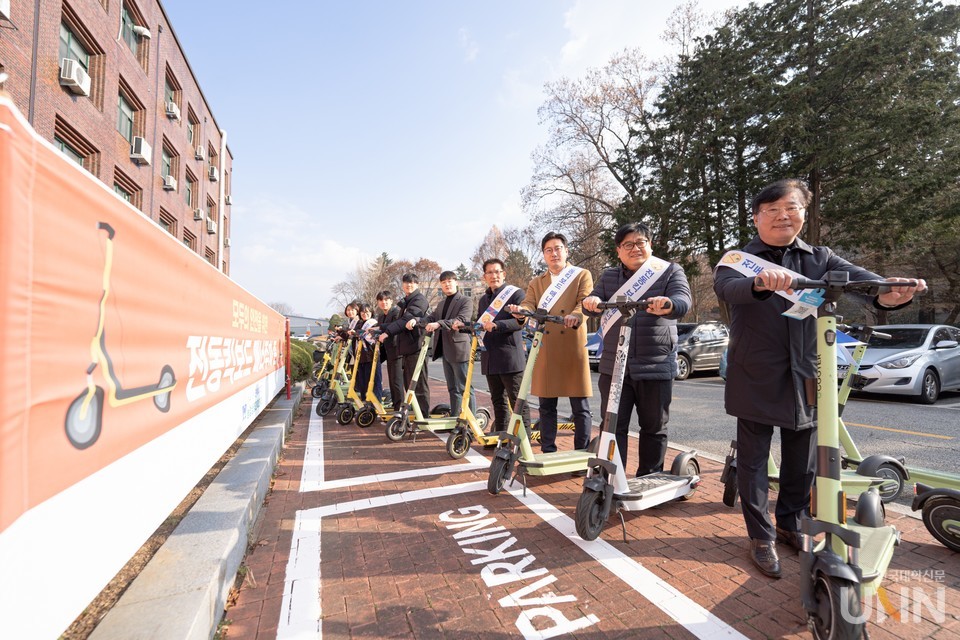 전북대 농생대가 전동킥보드 등 개인형 이동장치 이용자 증가에 따른 안전사고 발생에 대비하기 위해 7일 전동킥보다 주차문화 개선을 위한 캠페인을 실시했다.