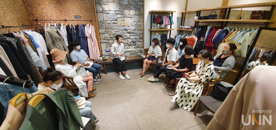 서울디지털대학교 패션학과 학생들이 패션산업 현장탐방 특강을 진행하고 있다.[사진제공=서울디지털대]