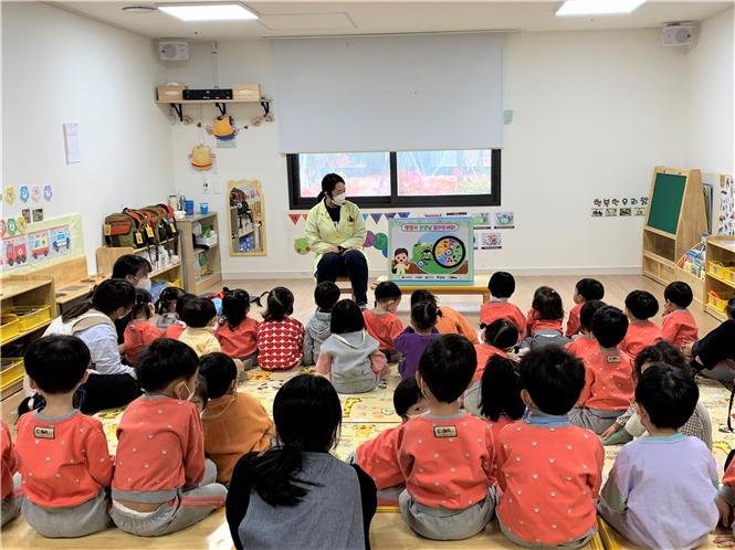 배제대 서구어린이급식관리센터가 서구 지역 어린이집 아동들을 대상으로 ‘식품구성자전거 타고 건강나라로!’라는 주제의 교육을 진행했다.