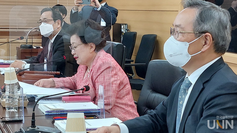 6일 정부서울청사에서 대회의실에서 진행된 국가교육위원회 제4차 회의에서 이배용 위원장이 모두 말씀을 전하고 있다. (사진=한국대학신문 DB)