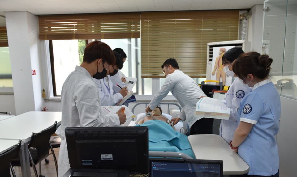 강원관광대 재학생들이 간호술기 실습을 진행하고 있다. (사진=강원관광대 제공)