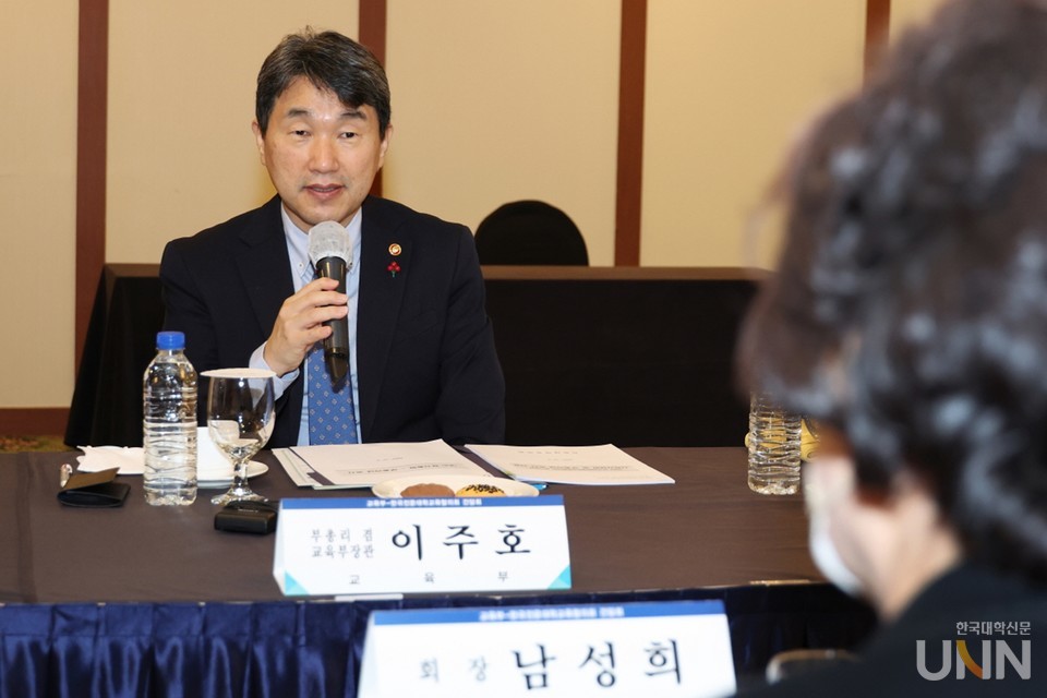 이주호 부총리 겸 교육부 장관이 한국전문대학교육협의회 정기총회가 열린 지난 6일 전문대 총장단과 1시간 동안 간담회를 가졌다. (사진=교육부)