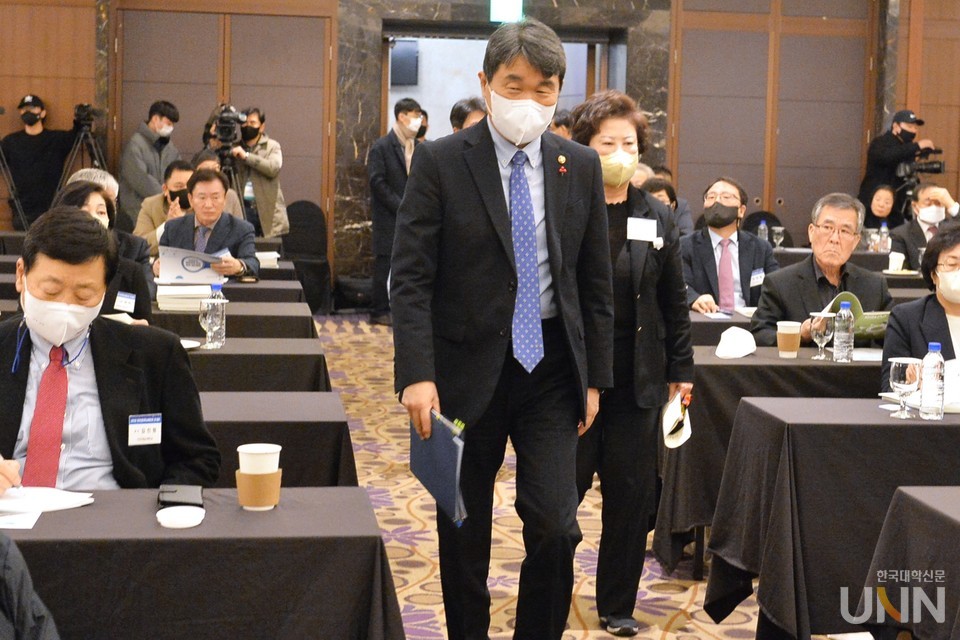 이주호 부총리 겸 교육부 장관이 전문대 총장단 간담회를 마치고 한국전문대학교육협의회 정기총회 장소로 입장하고 있다. (사진=한명섭 기자)