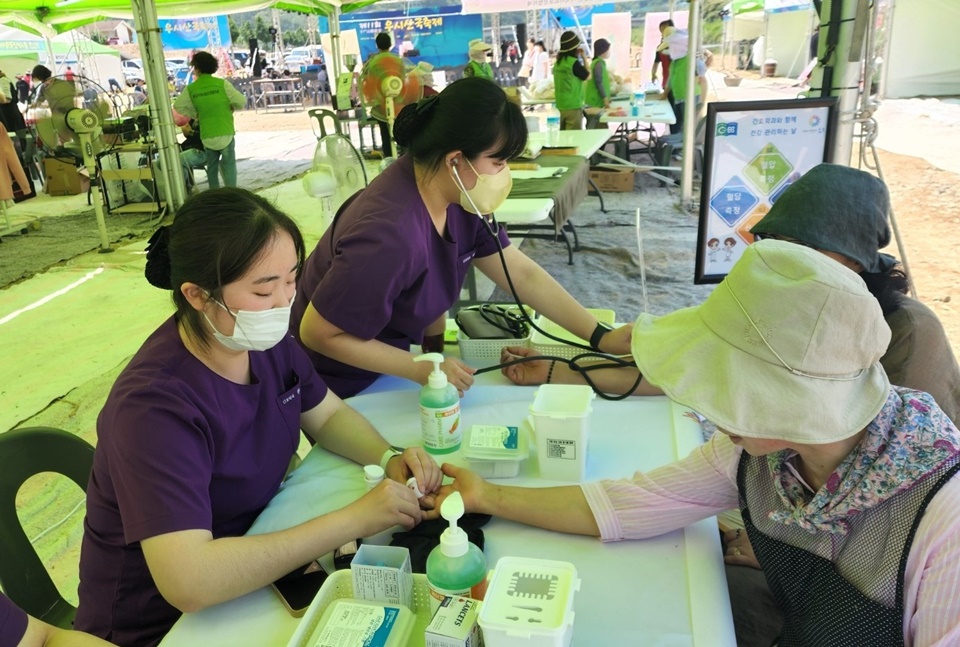 지역주민을 대상으로 춘해보건대 학생들이 혈당과 혈압 측정 후 건강상담 봉사활동을 진행하고 있다. (사진=춘해보건대)