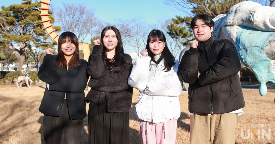 모전에서 수상한 대구가톨릭대 시각디자인과 학생들이 포즈를 취하고 있다. 사진 왼쪽부터 정세연, 박경애, 김현정, 박창기 학생.