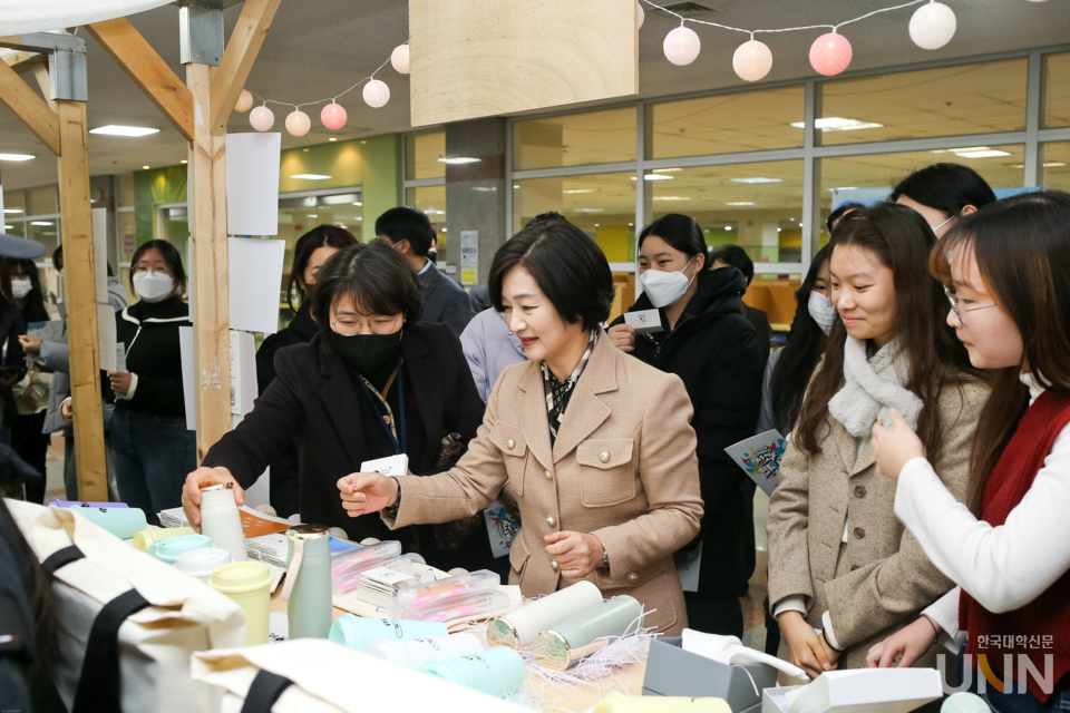 나세리 총장(왼쪽 두번째)이 학생들의 성과물 전시를 둘러보고 있다.