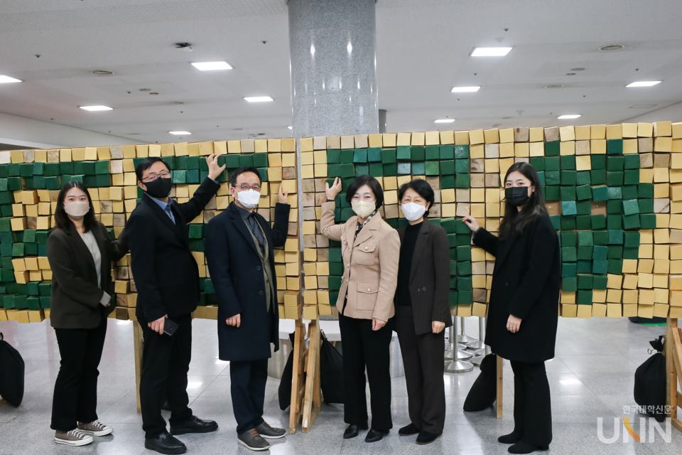 한양여대는 대학에 바라는 ESG 활동을 우드 블럭에 직접 작성하는 캠페인을 펼쳤다.