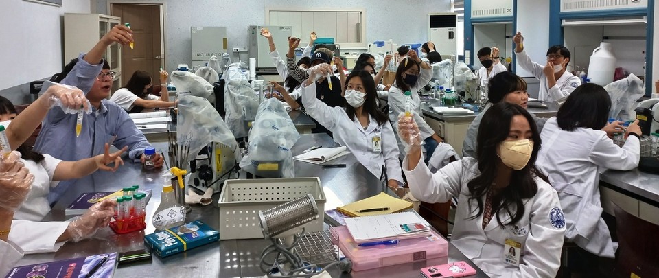 동강대 임상병리학과 학생들이 실험 실습을 진행하는 모습.