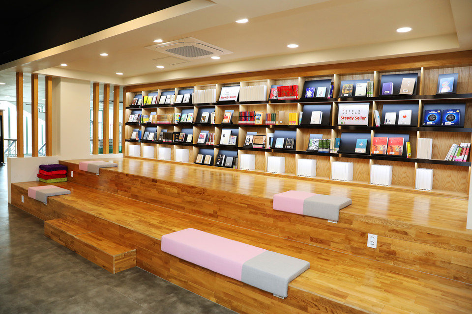 교육환경 개선을 한 첨단 도서관의 열람실 모습